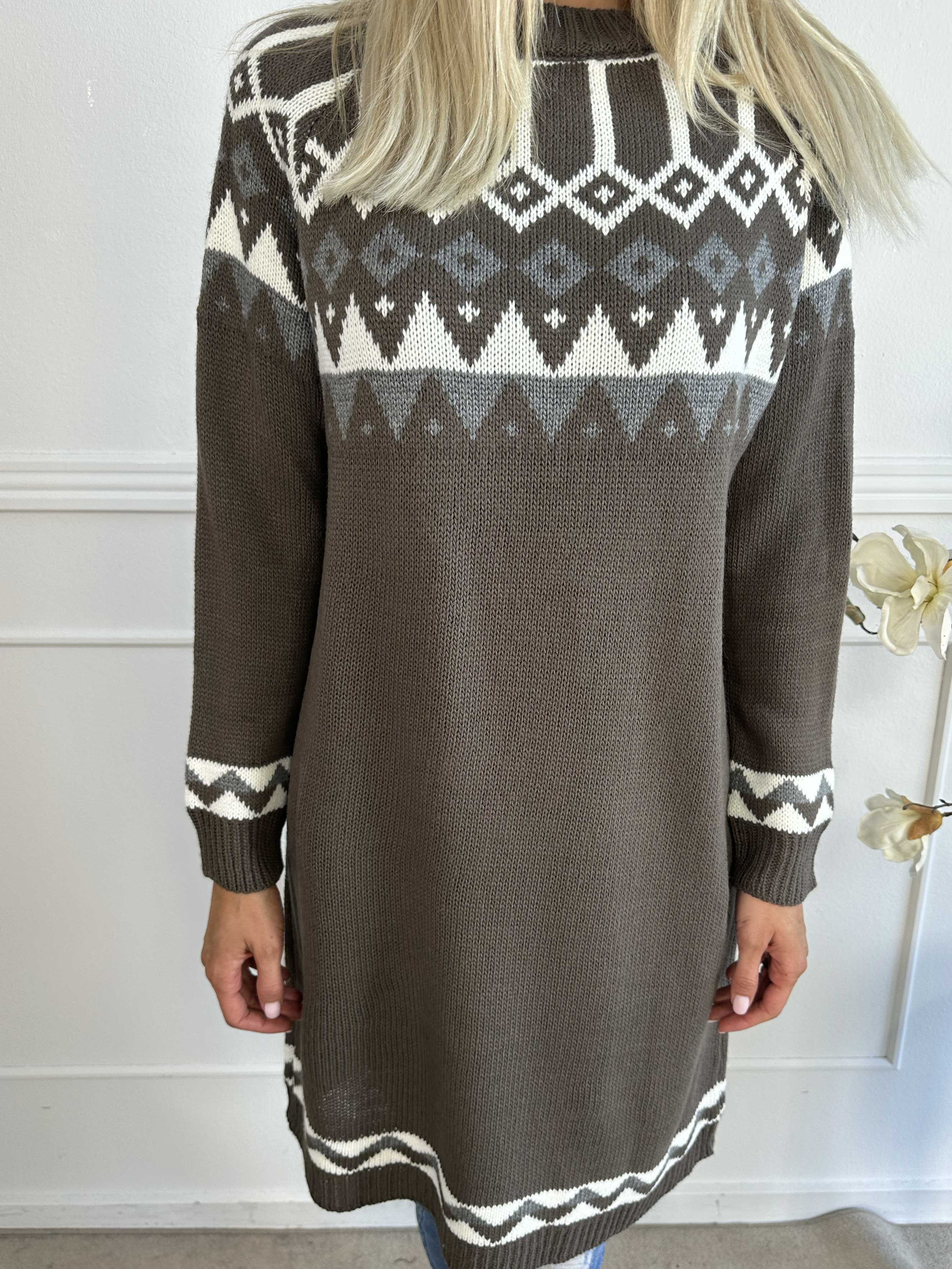 Viola - Strikkjole med flerfarvet mønster